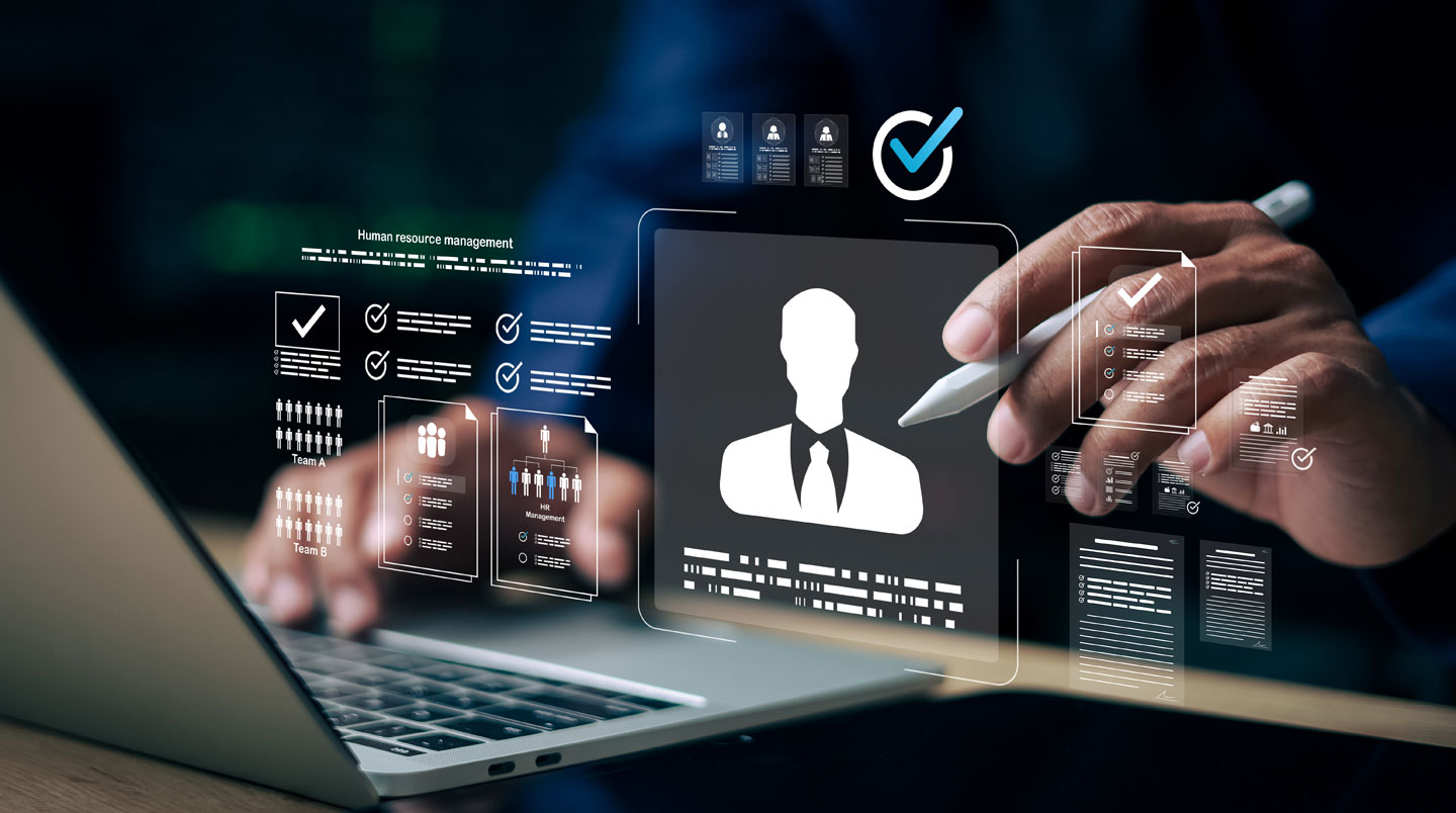 Consultant en recrutement utilisant plusieurs outils digitaux simultanément, écrans montrant des interfaces ATS et plateformes de sourcing